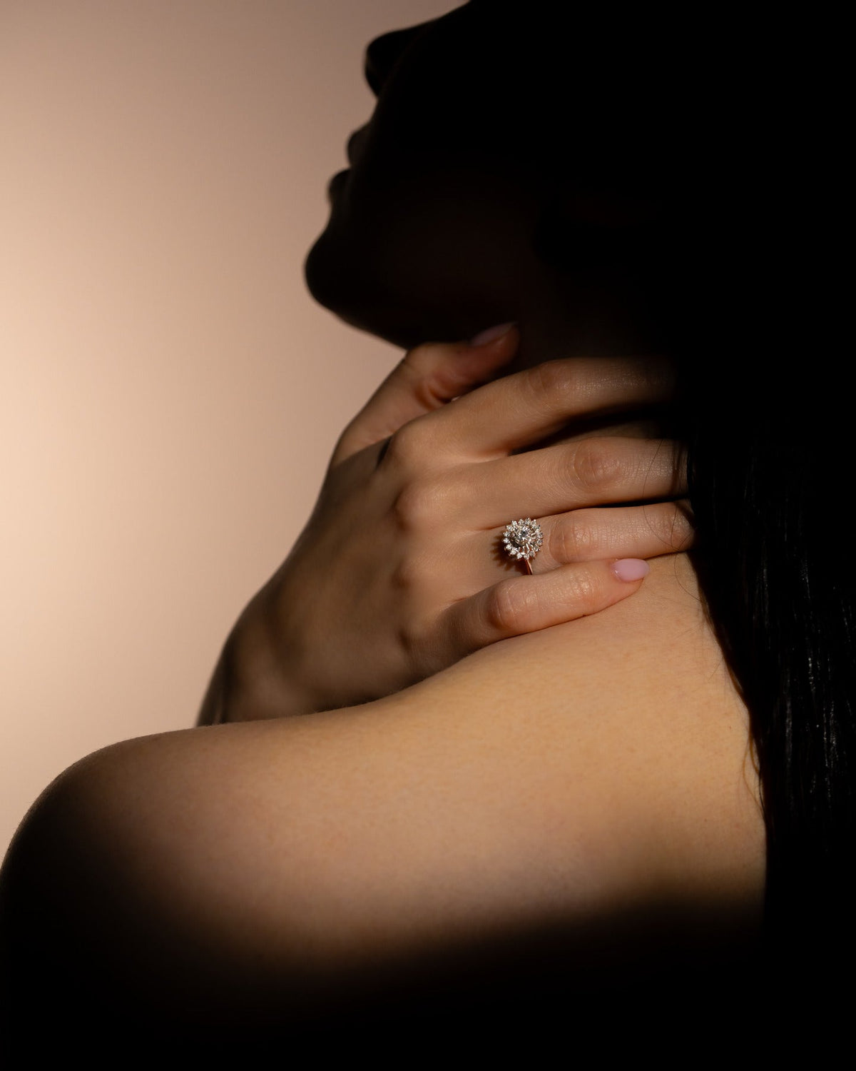 Solitario con giro di brillanti, dettaglio della mano