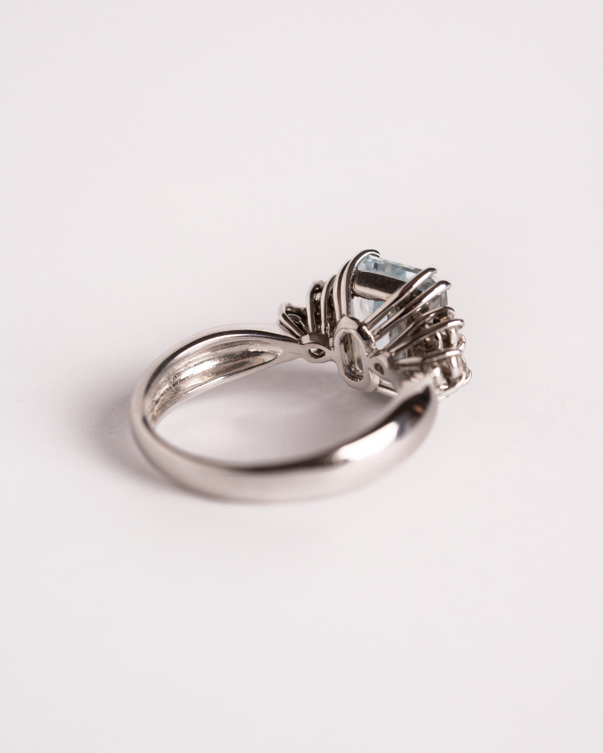 Anello con acquamarina e diamanti in oro bianco, vista posteriore della montatura, still life su fondo chiaro