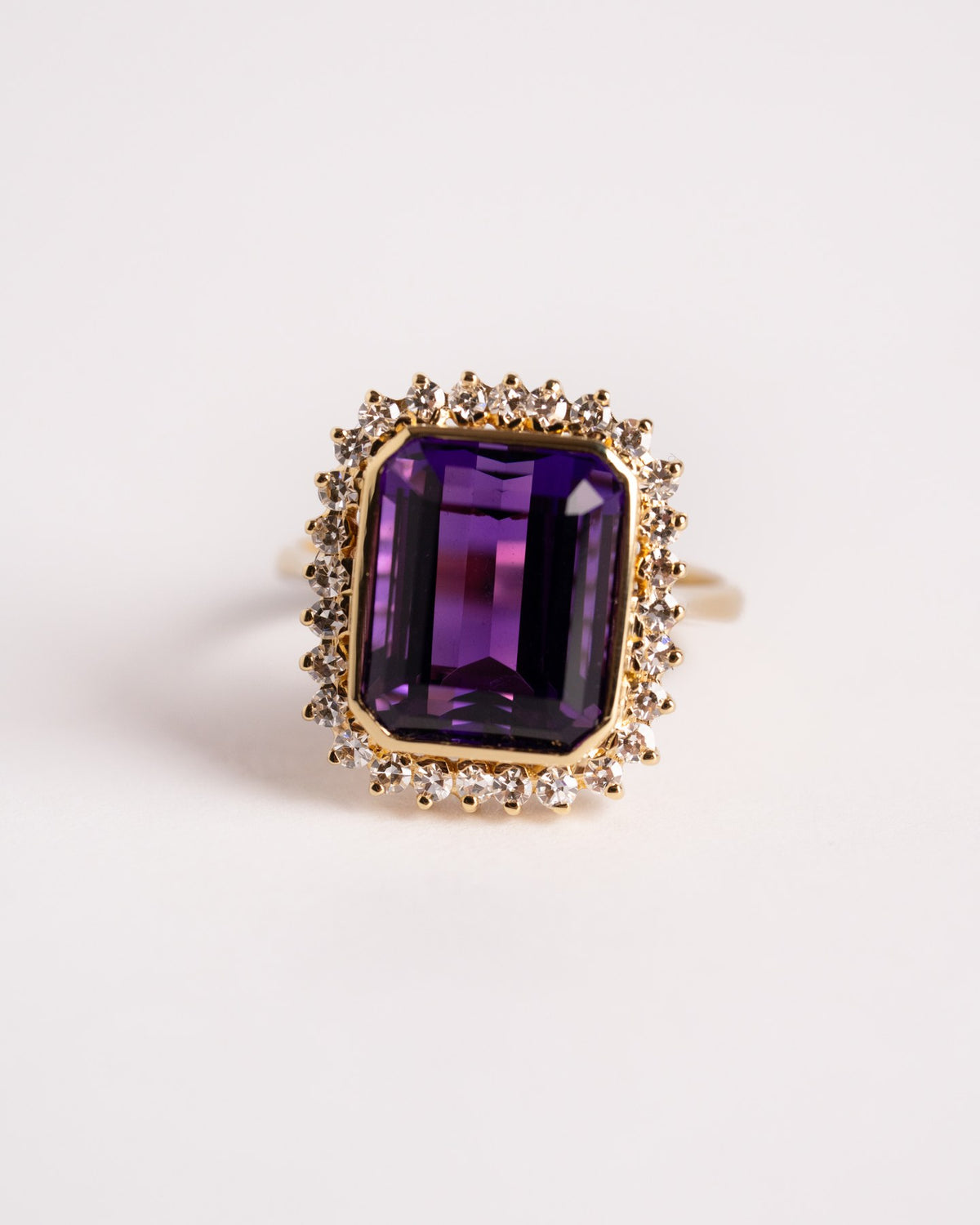 Anello ametista taglio smeraldo e diamanti in oro giallo, still life su fondo chiaro, Gioielleria La Rosa