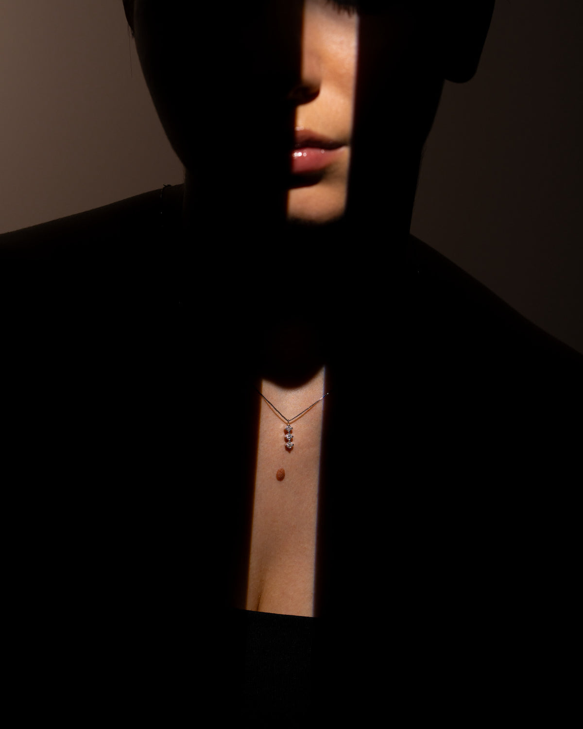 Collana trilogy con diamanti in oro bianco indossata sul décolleté, pendente a tre pietre in linea, Gioielleria La Rosa
