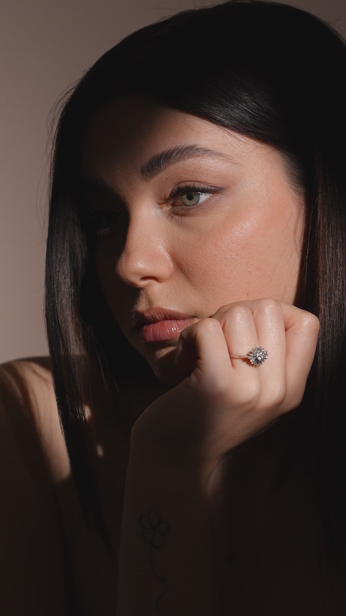 Video dell'Anello Fiore Contemporaneo con diamanti in oro bianco, Gioielleria La Rosa