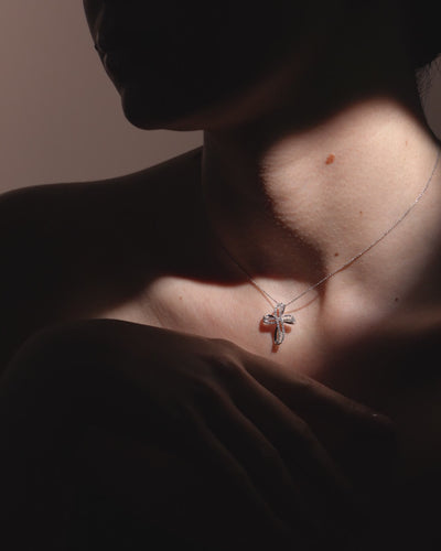 Collana con croce di diamanti indossata — Gioielleria La Rosa