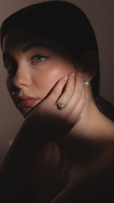 Video dell'anello con perla e diamanti in oro bianco indossato al dito, Gioielleria La Rosa