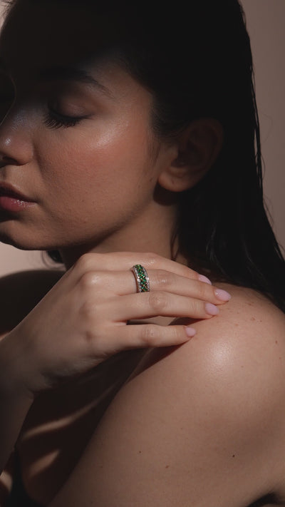Video dell'Anello Verde Imperiale, fascia con smeraldi e diamanti in oro bianco, Gioielleria La Rosa