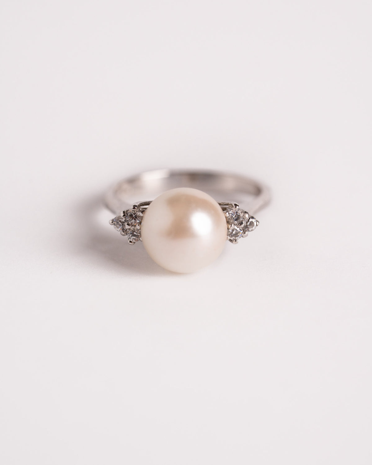 Anello con perla e diamanti oro bianco 18 carati, still life frontale su fondo chiaro, Gioielleria La Rosa