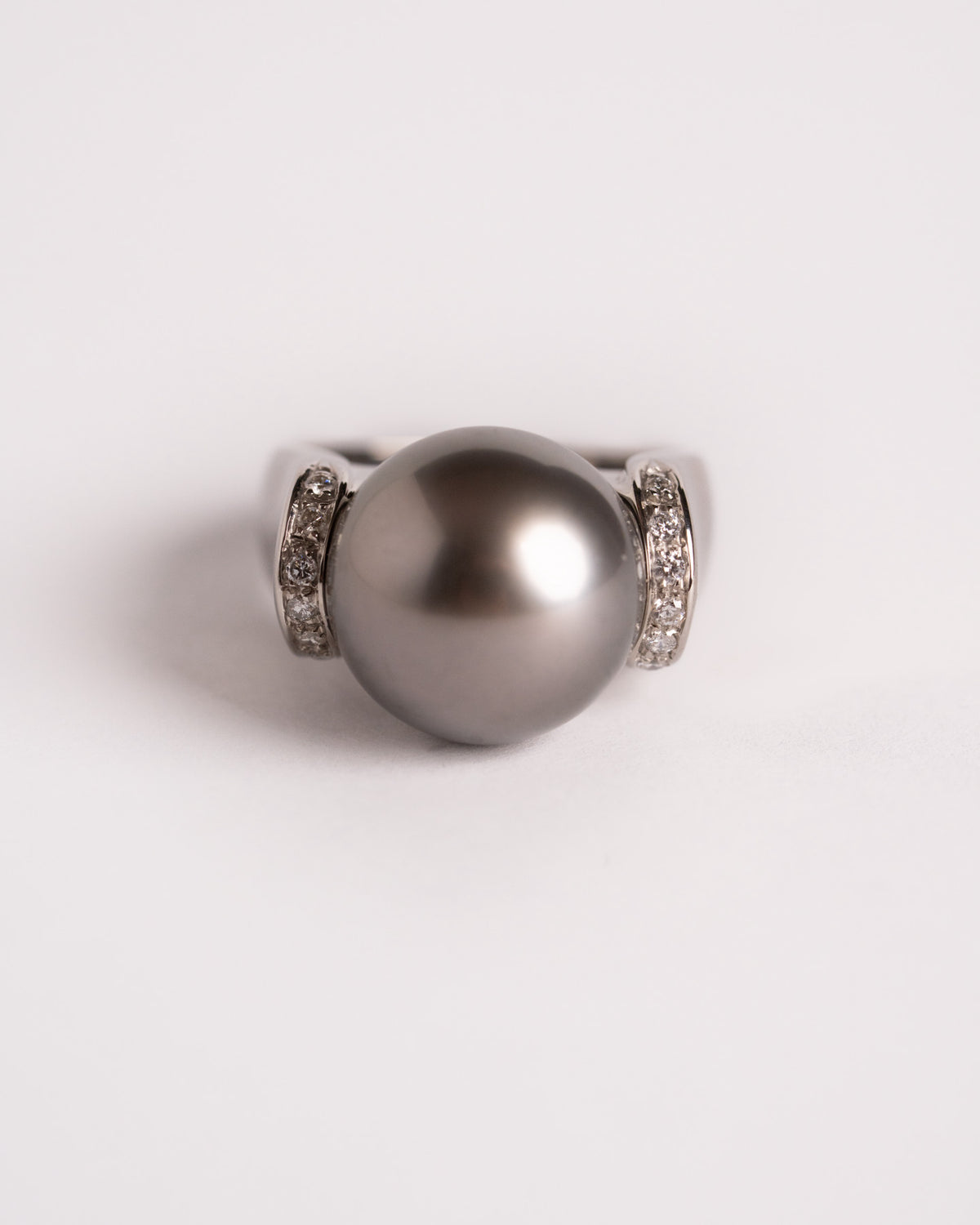 Anello Perla d'Ombra con perla di Tahiti grigia in oro bianco 18 carati, still life su fondo chiaro, Gioielleria La Rosa