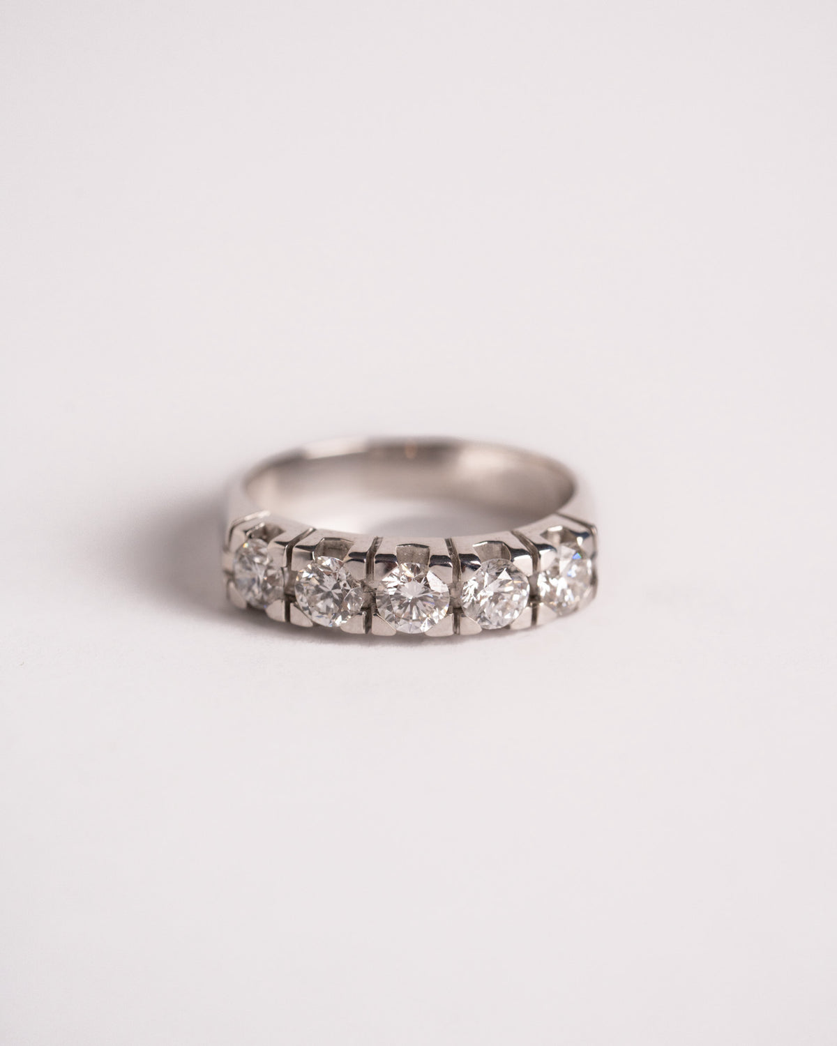 Anello veretta uomo in oro bianco 750 con cinque diamanti in fila, still life su fondo chiaro, Gioielleria La Rosa