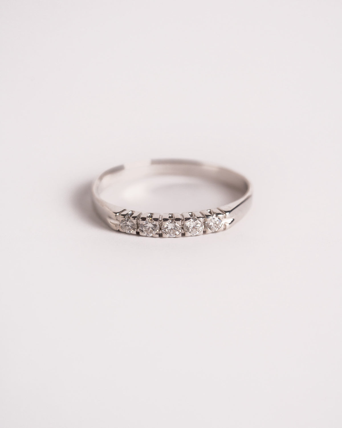 Anello veretta 5 diamanti in oro bianco con montatura quadrata, still life su fondo chiaro, Gioielleria La Rosa
