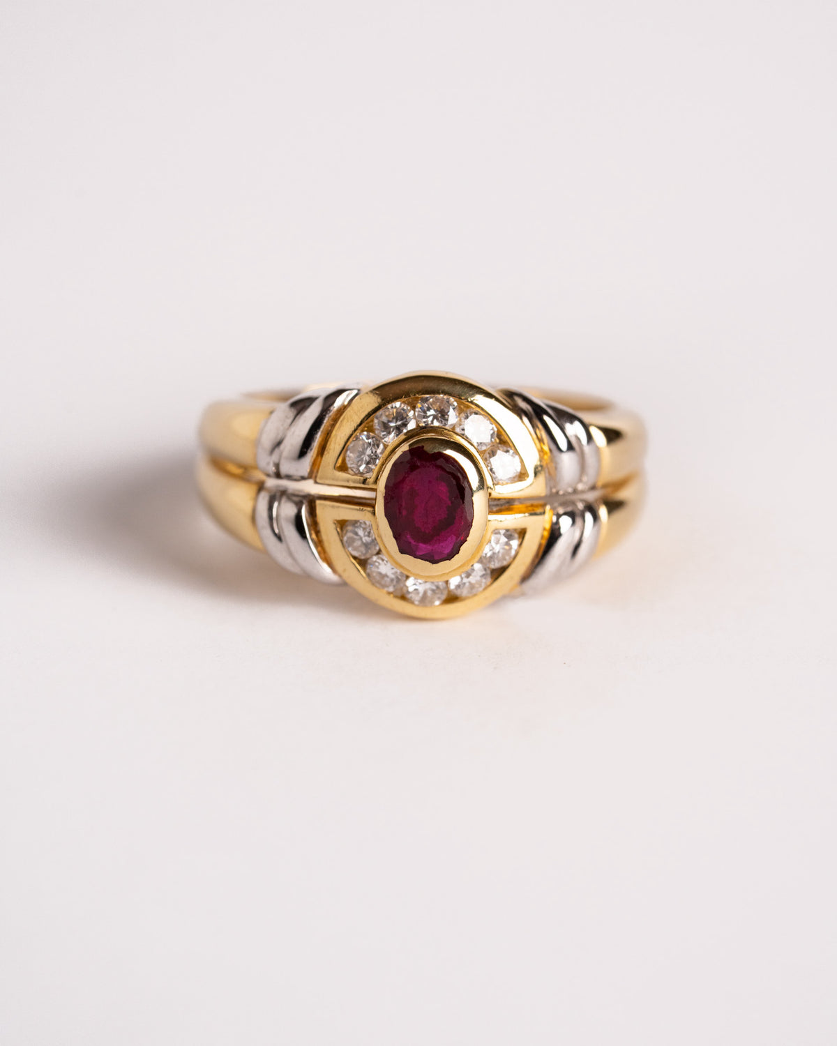 Anello cocktail rubino e diamanti in oro giallo 18 carati, still life su fondo chiaro, Gioielleria La Rosa