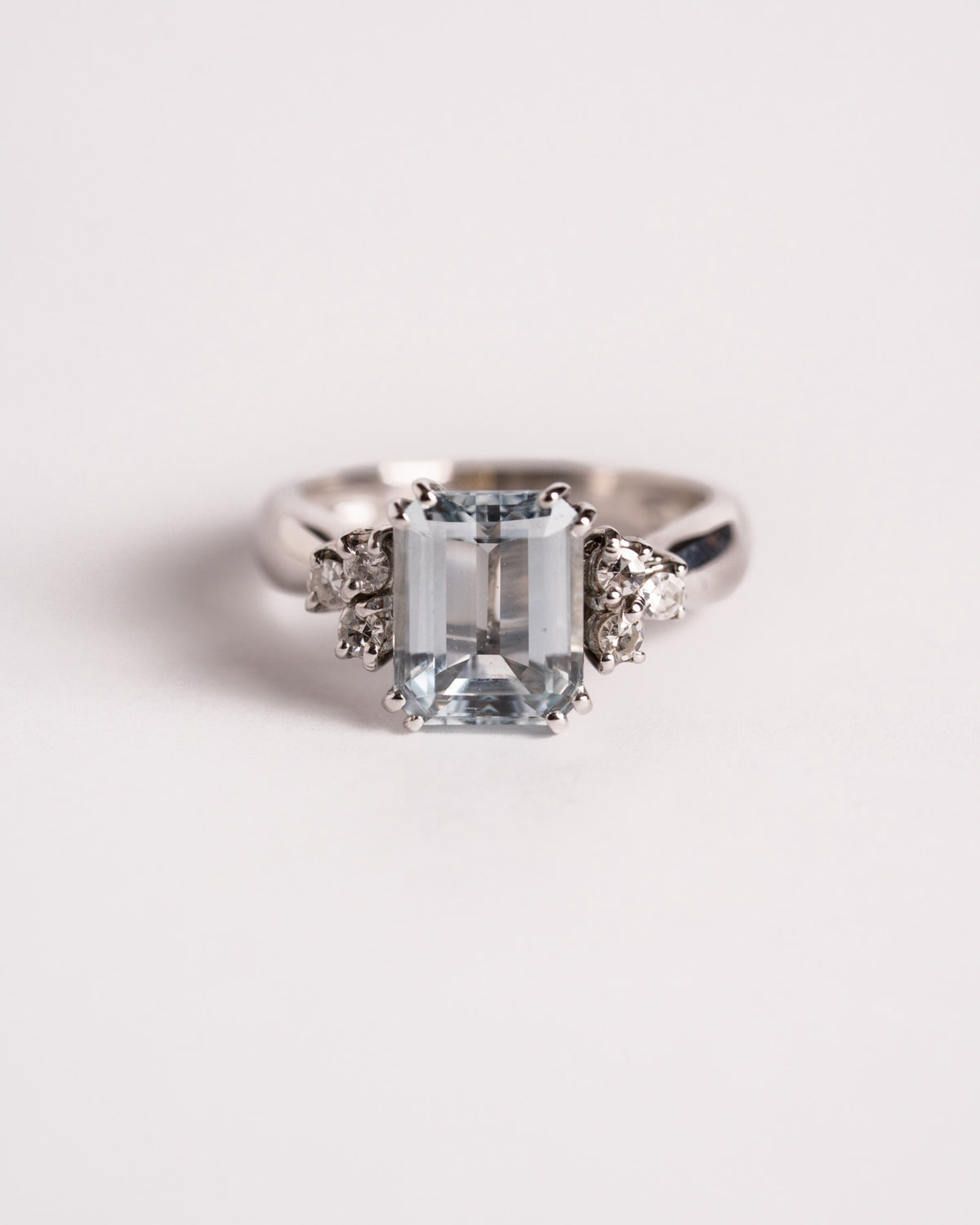 Anello con acquamarina rettangolare e diamanti in oro bianco, vista frontale, still life su fondo chiaro