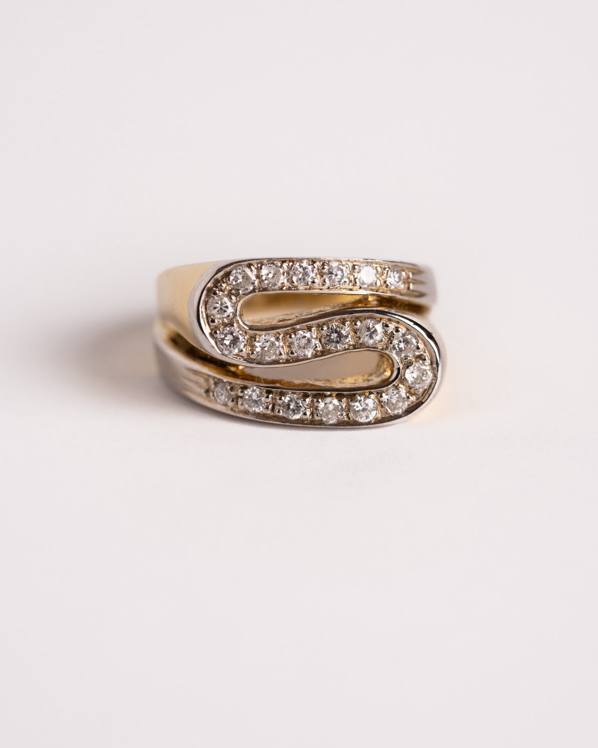 Anello a S con diamanti su tre file in oro 18 carati, still life su fondo chiaro, Gioielleria La Rosa